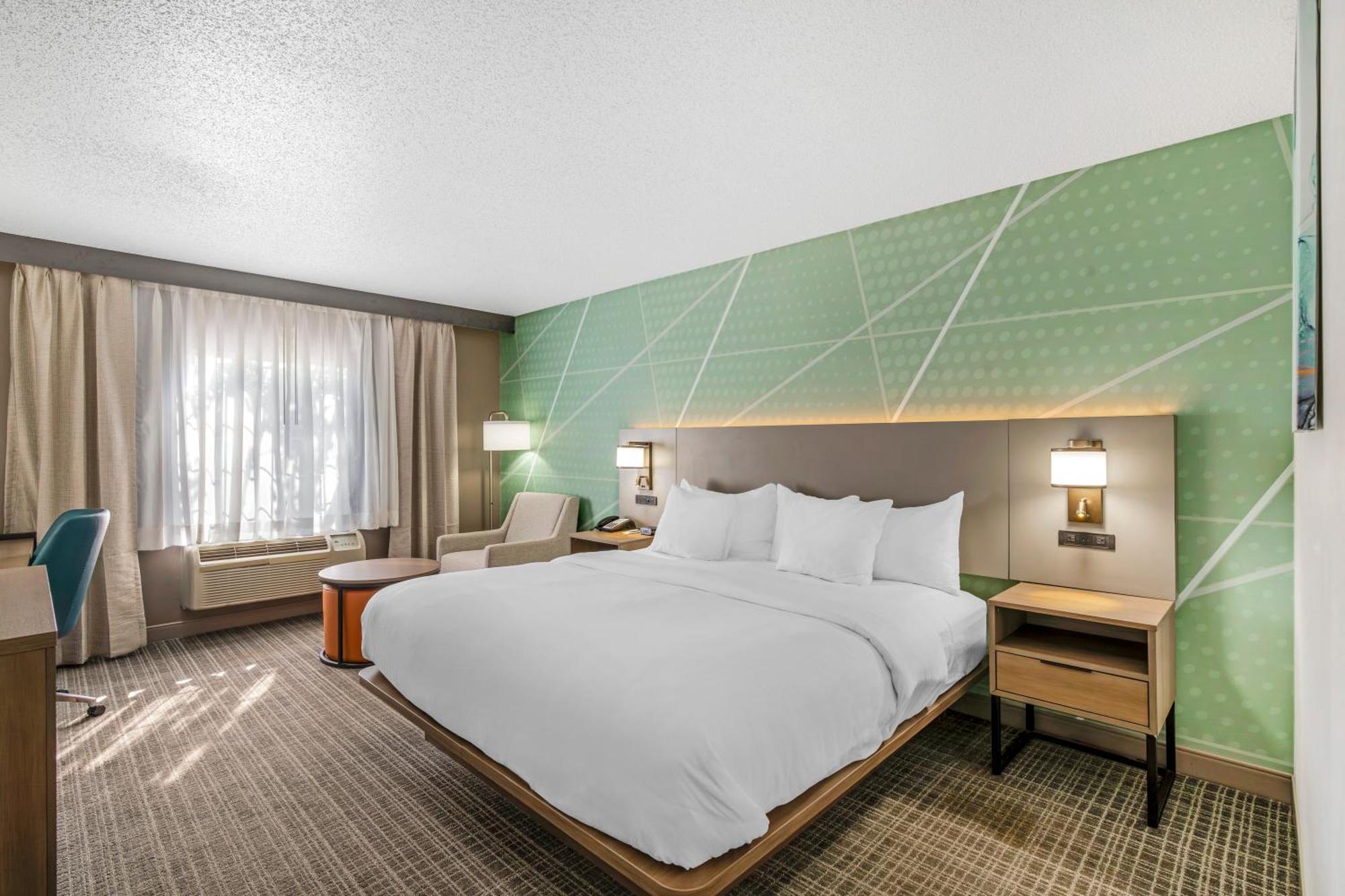Comfort Inn & Suites Louisville Airport Fair & Expo Exterior photo