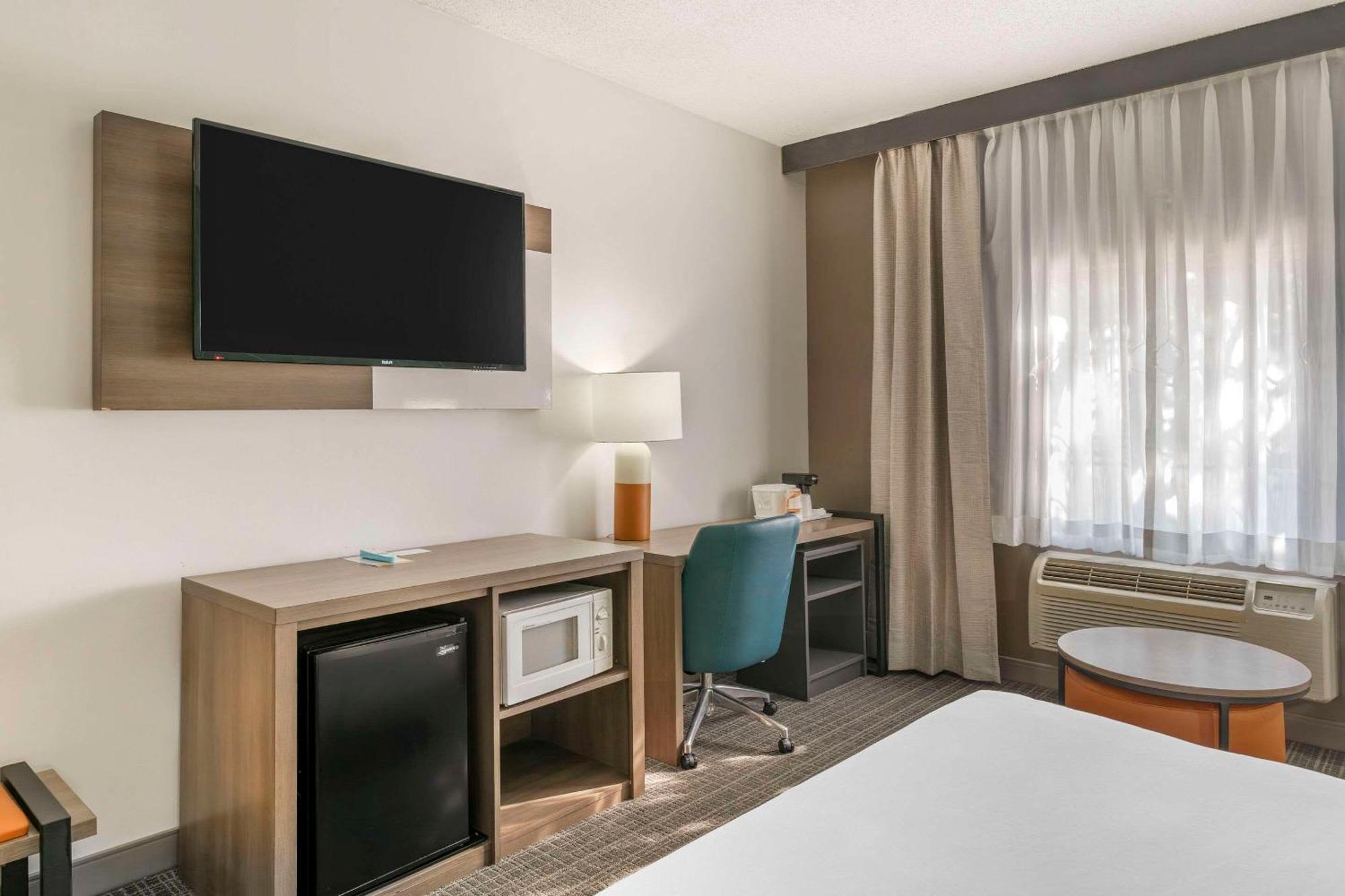 Comfort Inn & Suites Louisville Airport Fair & Expo Exterior photo